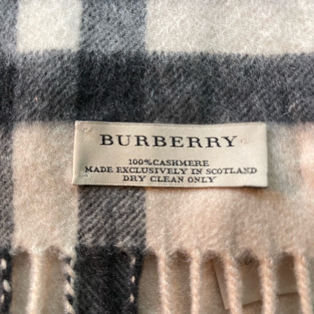 BURBERRY CLASSIC SCARF 🧣Authentic & like new